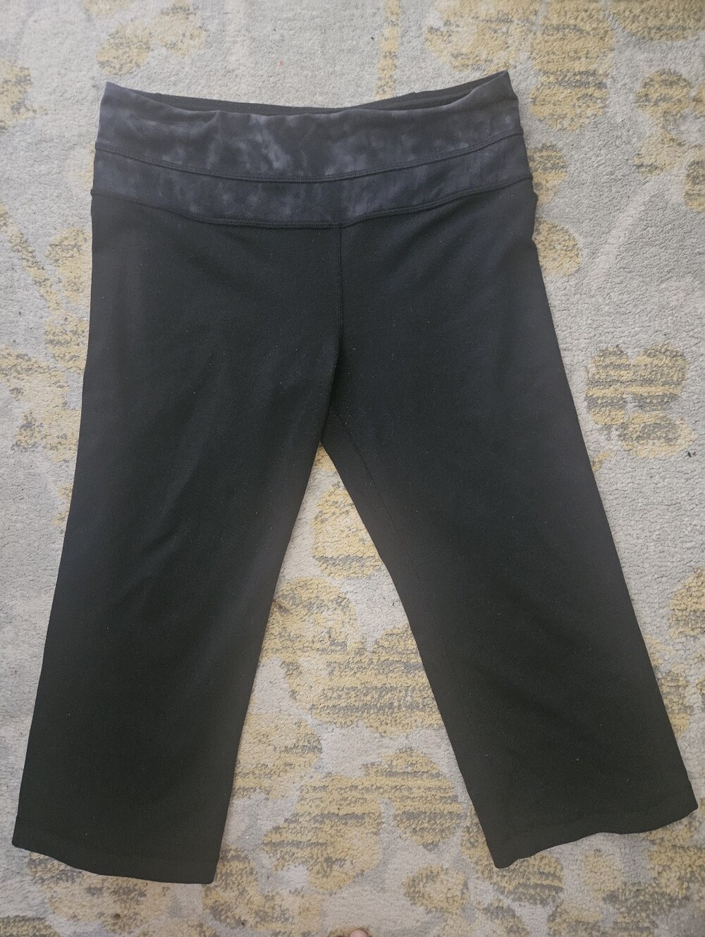 Lululemon cropped yoga pants. 6
